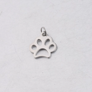 Détail macro du pendentif patte de chien en acier inoxydable argenté avec anneau de 0,8x5mm