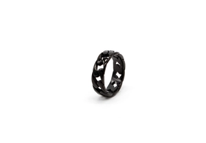 Gros plan détaillé d'une bague chaîne cubaine noire mate en acier titane pour homme