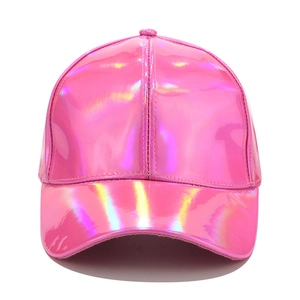 Détail de la casquette de baseball rose laser en cuir PU avec finition et texture métallique