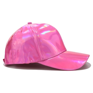 Détail d'une casquette de baseball rose holographique avec finition métallique brillante