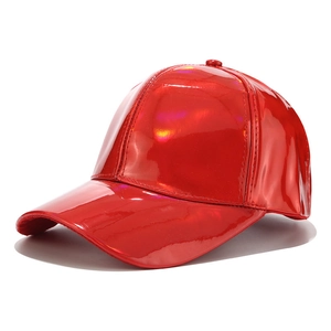 Casquette de baseball en similicuir rouge brillant vue sous un angle de 45 degrés