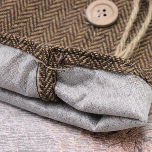 Weinflaschenhülle für Weihnachten aus Tweed mit Fischgrätmuster, Holzknopf und Kordelzug