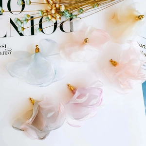 Handgefertigte Chiffon-Blumenanhänger mit goldenen Metallkappen in verschiedenen Pastelltönen