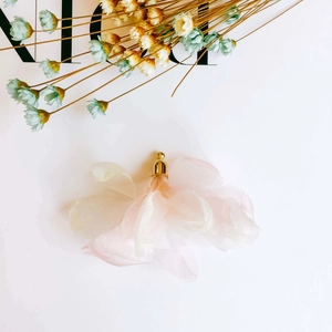 Detailansicht hellrosa Satin-Blütenblatt-Quaste mit Goldkappe für DIY-Schmuckherstellung