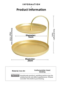 Nahaufnahme der zweistöckigen goldenen Metallschale mit matter Oberfläche und Struktur