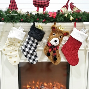 Détail de quatre chaussettes de Noël variées, incluant des motifs à carreaux et en tricot
