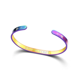 Gros plan d'un bracelet jonc en acier titane arc-en-ciel gravé Best Bitches