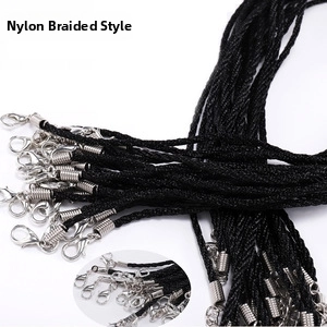 Vista detallada de cordones de collar de nailon trenzado negro con cierres de langosta de plata