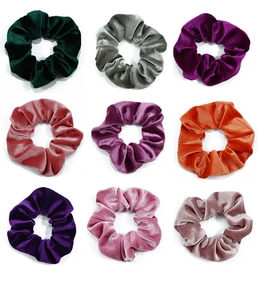 Vue détaillée d'un ensemble de 9 chouchous en velours de diverses couleurs vives