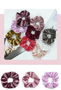 Gros plan de chouchous en velours de couleurs assorties sur un magazine de mode