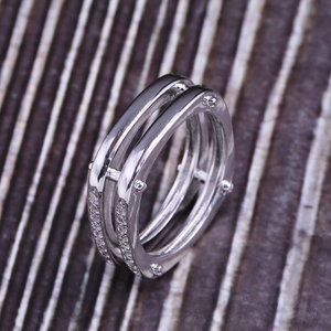 Macro-opname van zilveren punk dubbele ring met pavé gezette stenen en noppen details