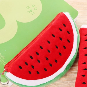 Niedliche Plüsch-Wassermelone Tasche mit Reißverschluss und Kette auf dem Tisch