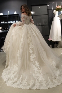 Détail de la vue arrière d'une robe de mariée en dentelle à épaules dénudées brodée