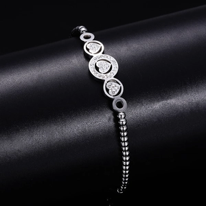 Bracciale a sfere regolabile in acciaio inossidabile argento con cuore di strass su sfondo scuro