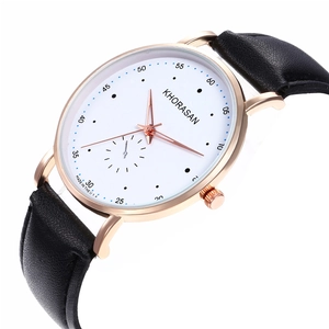 Gros plan de la montre Khorasan avec boîtier en or rose et bracelet en cuir noir