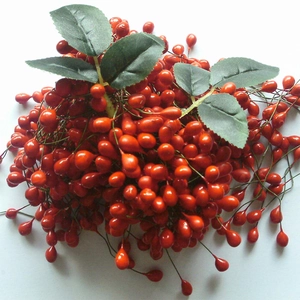 Künstliche rote Weihnachtswinterbeeren mit grünen Blättern für DIY Heimdekoration