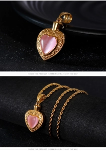 Détail du pendentif cœur en pierre rose avec finition dorée et bouchon à vis ouvrant