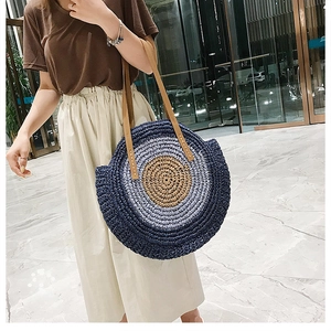 Détail du grand sac en paille circulaire avec un design tissé dégradé à trois couleurs