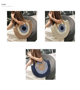 Détail du sac à bandoulière rond en paille avec motif œil en marron, beige et bleu