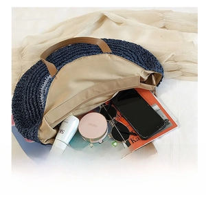 Détail du sac de plage tressé bleu foncé avec intérieur spacieux et fermeture éclair