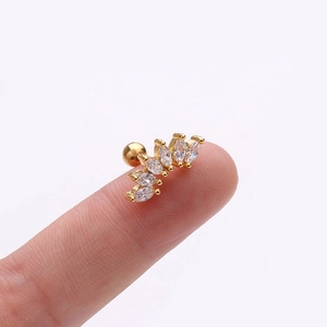 Dettaglio dell'orecchino a ventaglio con zirconi marquise e chiusura a vite dorata