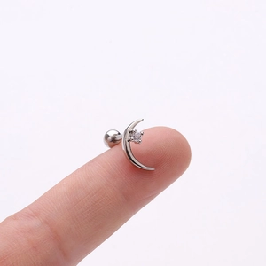 Vista macro dell'orecchino a mezzaluna in argento con zircone per cartilagine