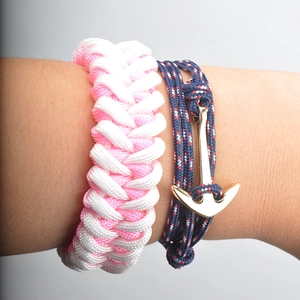 Bracelet ancre nautique tissé à la main en rose et bleu marine avec fermoir doré