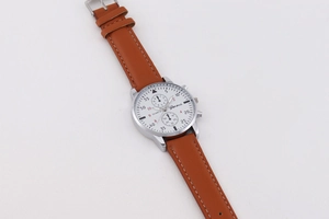 Nahaufnahme der Geneva Quarzuhr mit weißem Zifferblatt und braunem Lederarmband