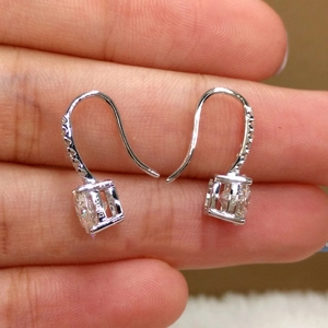 Sparkling 18K gold silver earrings with round 1 carat moissanite stones and AU750 hallmark