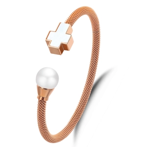 Armreif aus Roségold-Kabeldraht mit weißem Muschelkreuz und runder Perle