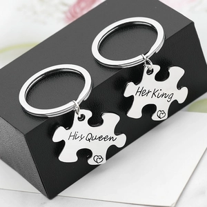 Gepolijste zilveren puzzel sleutelhangers met Her King gravure op zwarte doos