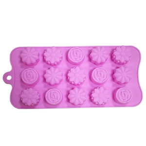Detail of 15-cavity pink flower silicone mold showing food-grade and temperature icons
