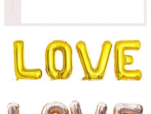 Détails des ballons LOVE en aluminium, finitions brillantes or et or rose pour mariages