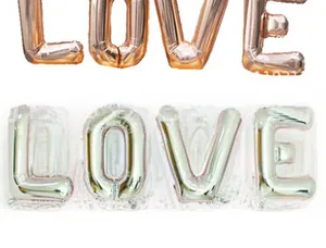 Détail de ballons LOVE en aluminium rose doré et argent avec finition métallique brillante