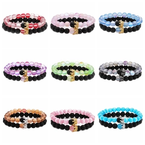 Detalle de pulseras de corona ajustables con cuentas mates y piedras de colores