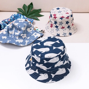 Cappello da sole per bambini in cotone con stampe di balene e stelle vivaci