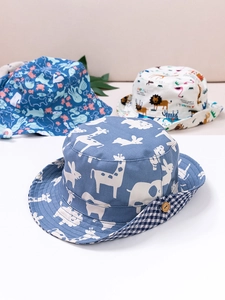Dettaglio di cappelli da sole per bambini con stampe di animali e fodera a quadretti