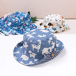 Vista piatta di cappelli pescatore per bambini in cotone con stampe di animali blu