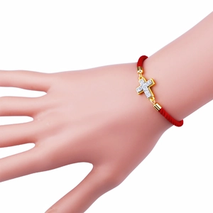 Classico bracciale in corda rossa intrecciata con croce dorata e intarsio di cristalli lucidi