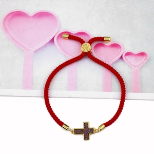 Bracciale classico in corda rossa con ciondolo a croce dorata e chiusura regolabile