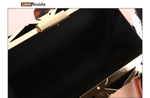 Dettaglio interno della pochette in velluto con fodera nera e montatura a V dorata