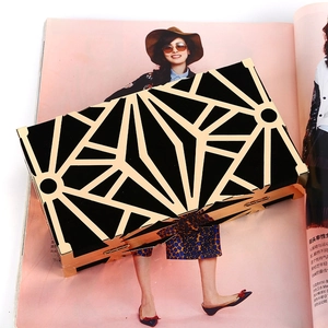 Pochette da sera in velluto Art Déco con cornice metallica geometrica dorata e chiusura