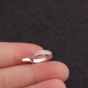 Élégant clip d'oreille argenté en forme de U avec oxydes de zirconium blancs sertis micro-pavé