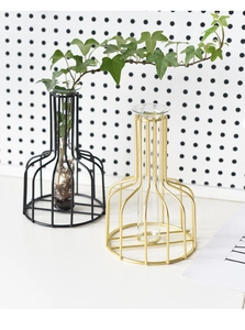 Détail de vases nordiques en fer et verre, finitions noir et or avec cadres géométriques