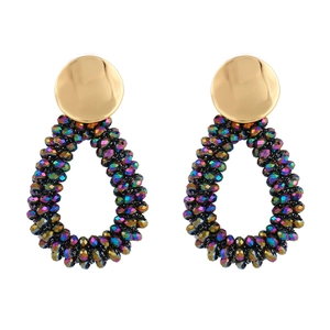 Détail de boucles d'oreilles en perles de cristal en forme de goutte et tiges dorées