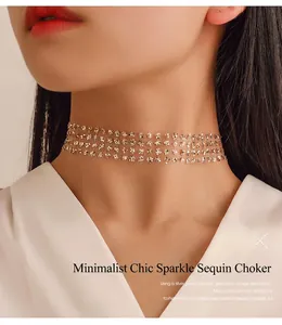 Détail du collier choker en mesh avec quatre rangées de paillettes dorées brillantes
