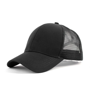 Détail du panneau en maille noire respirante et de la visière d'une casquette trucker unie