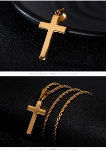 Gros plan du pendentif croix dorée polie avec une épaisse chaîne torsadée