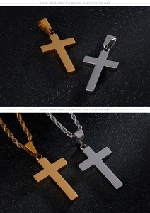 Vue détaillée des pendentifs croix en or et argent avec colliers chaîne torsadée