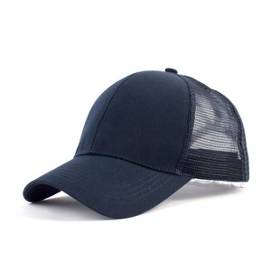 Vue détaillée du filet respirant et du tissu lisse sur cette casquette de baseball marine